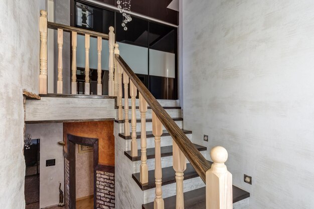 GRODNO BIELORRUSIA AGOSTO 2019 Loft interior de lujo con escaleras de madera