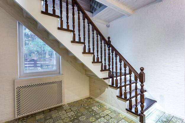 GRODNO BIELORRUSIA AGOSTO 2019 salón de lujo interior loft plano en diseño de estilo gris con cocina verde con escaleras