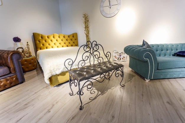 GRODNO BIELORRUSIA DICIEMBRE 2018 cama y banco de cuero amarillo en estilo chester para interiores de loft de élite en una tienda costosa sala de exposición de muebles