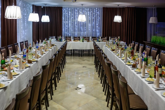 GRODNO BIELORRUSIA ENERO 2019 Vista de la mesa servida para la cena de boda decorada en el restaurante de élite