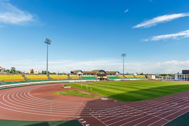 GRODNO BIELORRUSIA JULIO DE 2018 panorama de la vista del complejo deportivo central vacío en el estadio de campo de fútbol en el día de verano