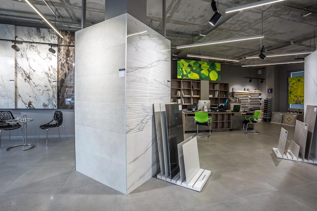 GRODNO BIELORRUSIA JUNIO 2019 interior moderno azulejo de cerámica y tienda de piedra natural