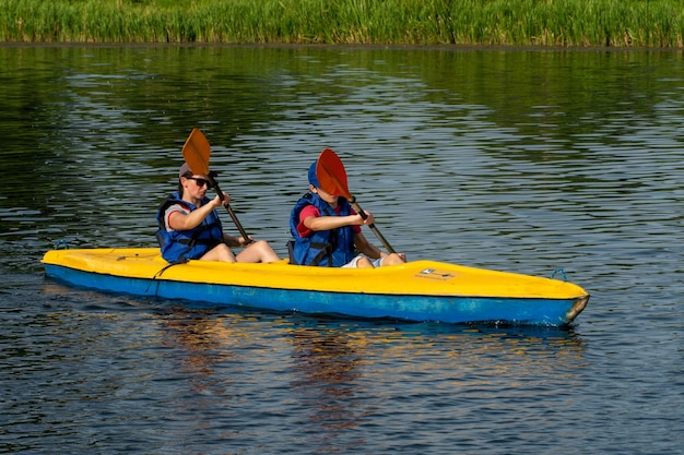 Grodno Bielorrusia Junio 2021 Kayak en el río en aguas tranquilas en un día cálido y soleado Los jóvenes están navegando en kayak El concepto de recreación activa y estilo de vida saludable