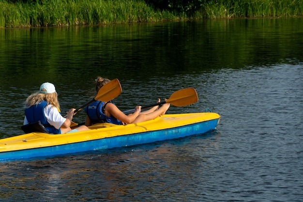 Grodno Bielorrusia Junio 2021 Kayak en el río en aguas tranquilas en un día cálido y soleado Los jóvenes están navegando en kayak El concepto de recreación activa y estilo de vida saludable