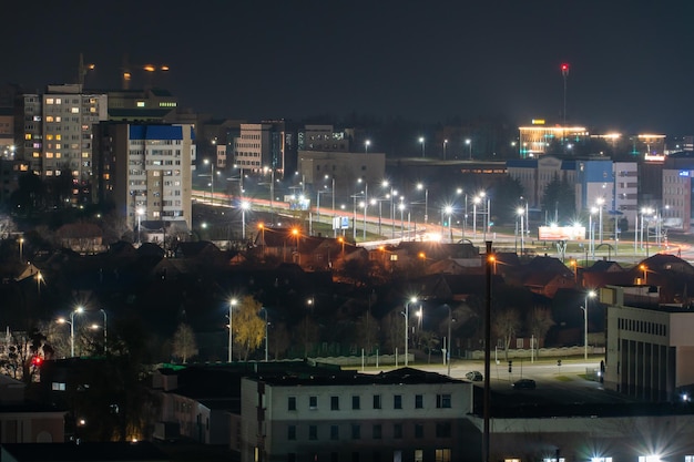 Grodno Bielorrusia Junio 2021 Panorama nocturno de la ciudad Edificios de apartamentos altos iluminados por iluminación nocturna Vista superior de ventanas y techos de casas