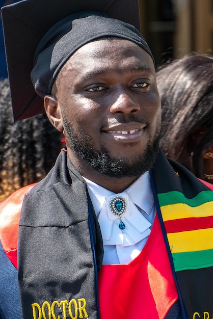 Grodno Bielorrusia Junio 2021 Retrato de un estudiante afroamericano en un esmoquin en la ceremonia de graduación Graduación de la universidad