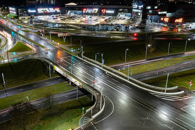 Grodno Bielorrusia Junio de 2021 Vista superior de un importante cruce de carreteras en la ciudad por la noche El movimiento de automóviles en la ciudad nocturna Luz de vehículos y faroles en carreteras y calles