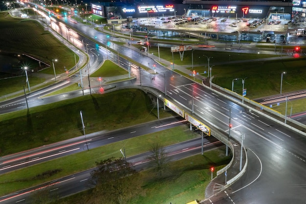 Grodno Bielorrusia Junio 2021 Vista superior de un importante cruce de carreteras en la ciudad por la noche El movimiento de automóviles en la ciudad nocturna Luz de vehículos y faroles en carreteras y calles