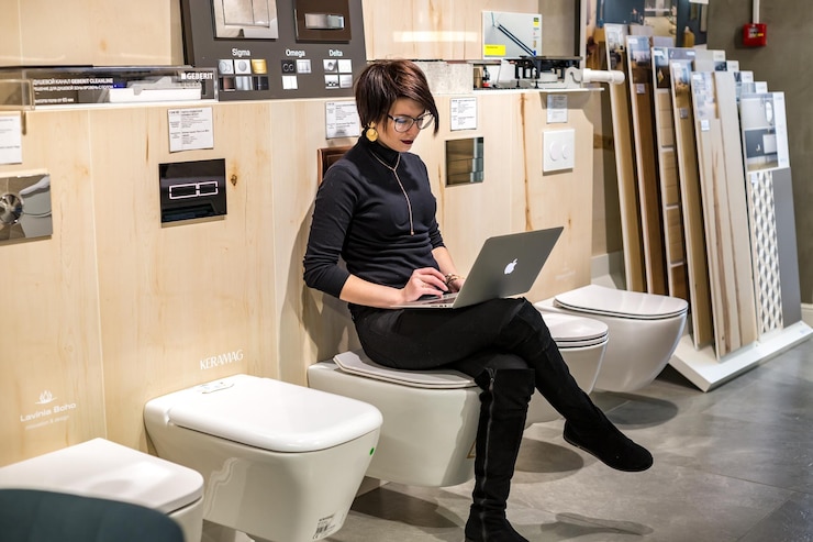 Foto grodno bielorrusia marzo 2019 empleadas jóvenes en trabajos de vidrio en la computadora en una tienda moderna con baño de regalos