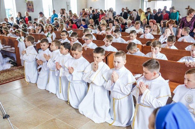 GRODNO BIELORRUSIA MAYO DE 2019 Los niños pequeños de la Iglesia Católica esperan la primera comunión eucarística Angelitos vestidos de blanco