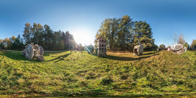 GRODNO BIELORRUSIA SEPTIEMBRE 2018 panorama esférico completo sin fisuras 360 grados vista angular cerca de esculturas de madera de la cabaña de vacaciones 360 panorama en proyección equirectangular VR AR contenido