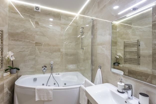 GRODNO BIELORRUSIA SEPTIEMBRE 2019 grifo de agua con grifo en un costoso baño tipo loft detalle de una cabina de ducha de esquina con accesorio de ducha de montaje en pared