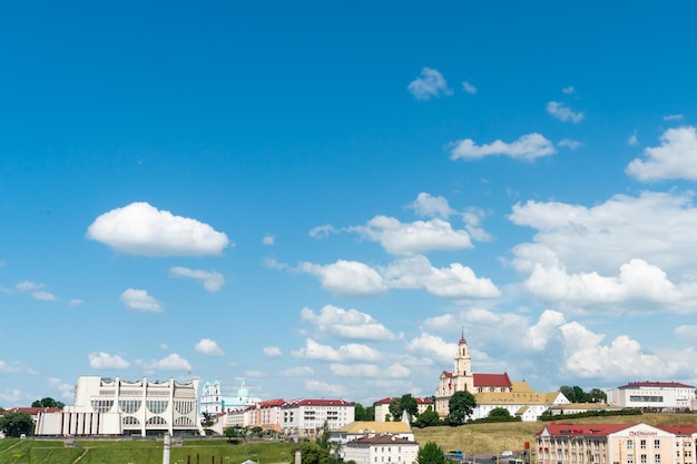 Grodno Bielorrússia Junho de 2021 Vista de cima da área de dormir de uma cidade grande Paisagem da cidade de outono Espaços verdes ao lado de edifícios modernos