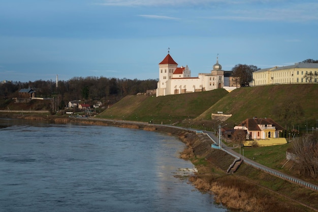 Grodno Old Castle Grodno Upper Castle nas margens do rio Neman em um dia ensolarado Grodno Belarus