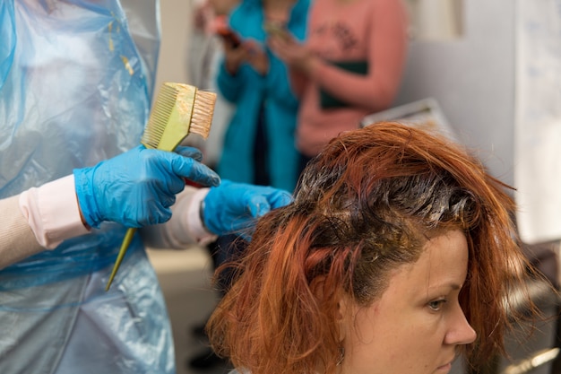 Grodno, Weißrussland - 20. Oktober 2016: Teilnehmer des Seminars färben die Haare eines Models zum Werbeworkshop der Marke Keune im Schönheitssalon Kolibri.