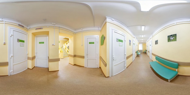 GRODNO WEISSRUSSLAND AUGUST 2017 Vollkugelförmiges, nahtloses 360-Grad-Panorama im Flurkorridor eines modernen Klinikkrankenhauses in einer äquirechteckigen, äquidistanten Projektions-Skybox für VR-Inhalte