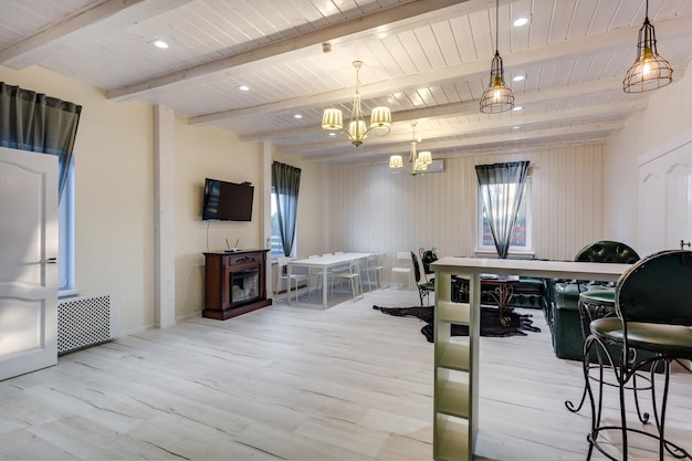 GRODNO WEISSRUSSLAND AUGUST 2019 Luxuriöses Halleninnenloft im grauen Design mit grünem Küchenkamin und Chester-Sofa