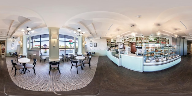 GRODNO WEISSRUSSLAND AUGUST 2019 volles sphärisches nahtloses hdri 360-Panorama im Inneren der trendigen Cafeteria der Stadt mit hölzernen Öko-Tischen und Stühlen mit Säulen in equirectangulärer Projektion VR-Inhalt