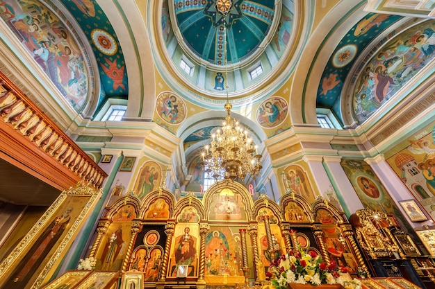 GRODNO WEISSRUSSLAND AUGUST 2022 Kuppel und Altar der orthodoxen Kirche mit Bögen und Säulendecke und Gewölbe mit Fresken