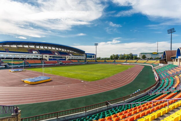 GRODNO WEISSRUSSLAND JULI 2018 Panorama des leeren zentralen Sportkomplexes mit Blick auf das Fußballstadion am Sommertag