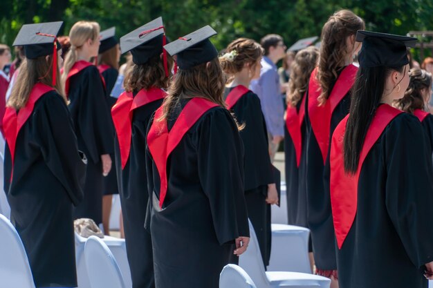 Grodno Weißrussland Juni 2021 Abschluss von Studenten der Medizinischen Universität Studenten bei der Abschlussfeier Fröhliche Absolventen in Roben und schwarzen quadratischen Kappen