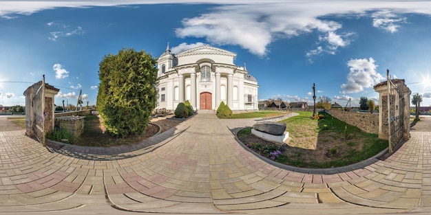 GRODNO WEISSRUSSLAND OKTOBER 2018 Vollständiges nahtloses Panorama 360-Winkel-Ansicht in der Nähe der katholischen Kirche mit beeindruckenden Wolken in equirectangularer Projektion Lagerung von Abfällen zur weiteren Entsorgung