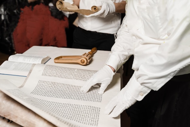 Foto grogger judío hacedor de ruido y biblia hebrea para orar y celebrar el festival de purim purim fiesta religiosa judía de israel