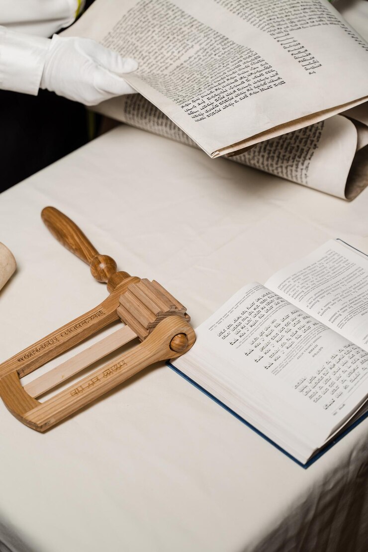 Foto grogger noisemaker para purim rabino com bíblia judaica hebraica está orando por israel celebração de purim rabbino está lendo tanakh bíblia judia