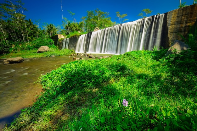 Grojogan Watu Purbo é uma barragem fluvial de vários andares e um dos destinos turísticos localizados em Sleman, Yogyakarta
