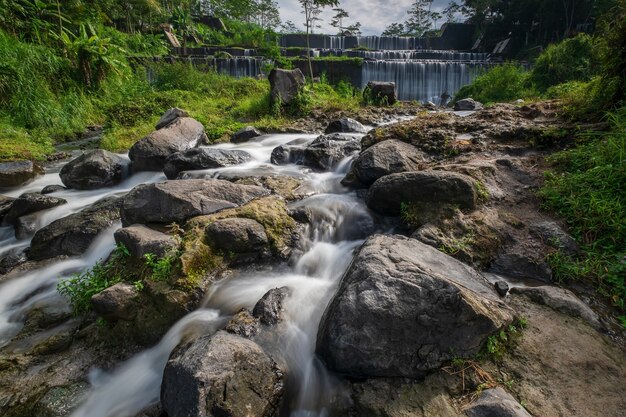 Grojogan Watu Purbo ist ein mehrstöckiger Flussdamm und ist eines der Touristenziele in Sleman, Yogyakarta