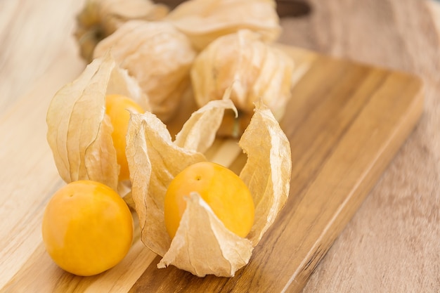 Groselha de cabo (Physalis) na mesa de madeira