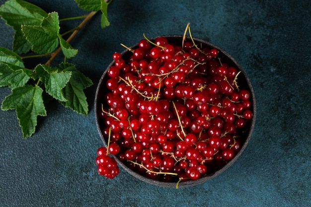 Groselha vermelha na mesa cinza Colheita de verão Antioxidante natural Vitamina C