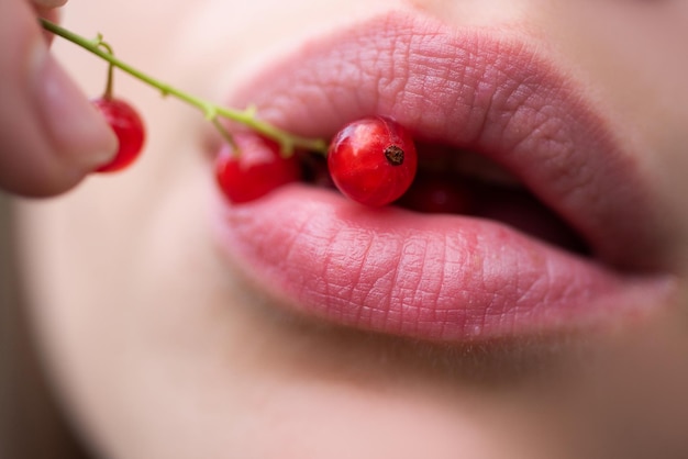 Grosella en boca grosella en labios grosella roja verano frutas sexy