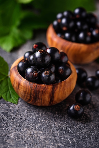 Grosella Negra Con Hojas En Cuencos De Madera