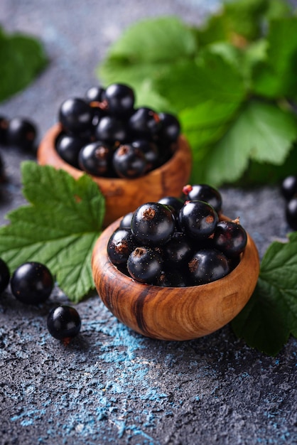 Grosella Negra Con Hojas En Cuencos De Madera