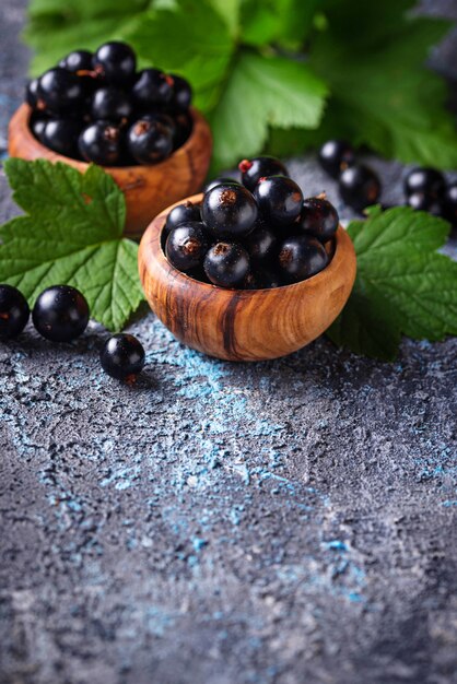 Grosella Negra Con Hojas En Cuencos De Madera