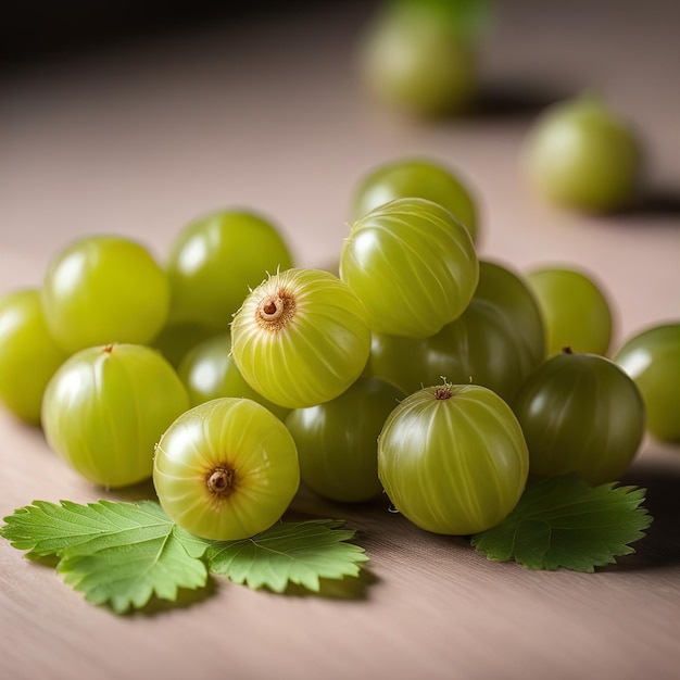 grosellas y hojas verdes en la mesagrosellas frescas en el plato de cerca