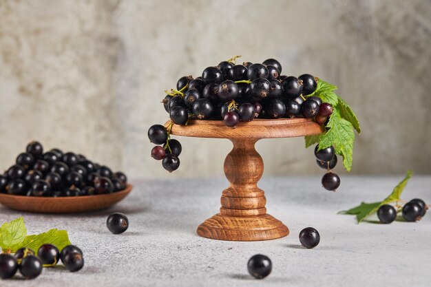 grosellas negras en vasos sobre la mesa