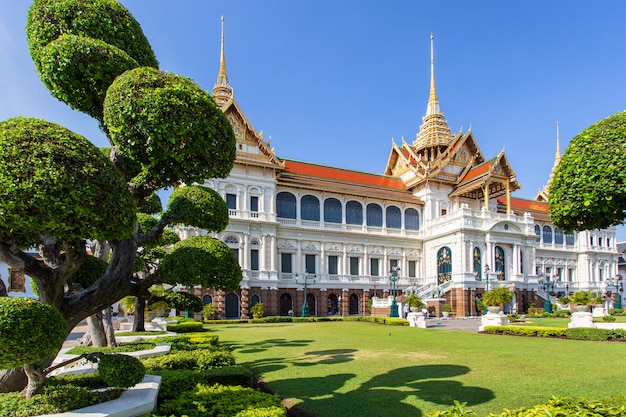 Großartiger Palast, Wat Pra Kaew mit blauem Himmel, Bangkok, Thailand