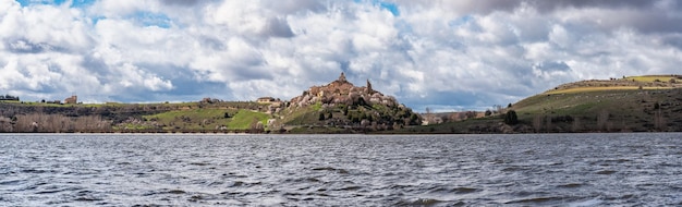 Foto großartiger panoramablick auf das mittelalterliche dorf maderuelo neben einem großen see segovia spanien