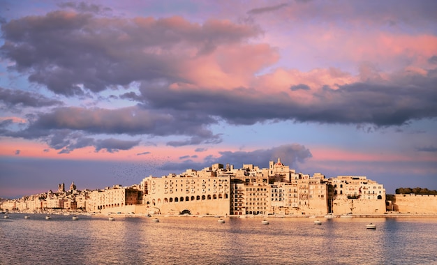 Großartiger Valletta-Hafen, Senglea-Halbinsel auf einem sunse