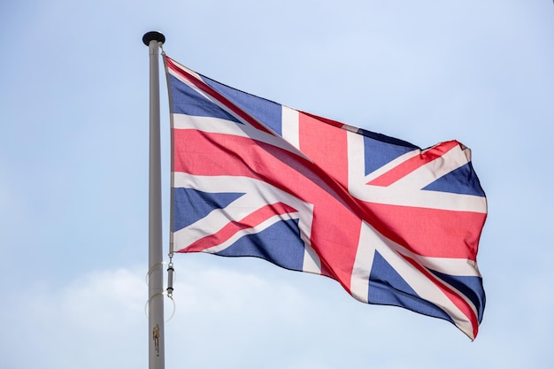 Foto großbritannien fahnenschwingen gegen den strahlend blauen himmel