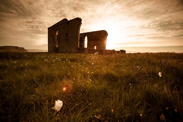 Großbritannien, Schottland, Isle Of Skye, Ruine einer Kirche bei Sonnenuntergang