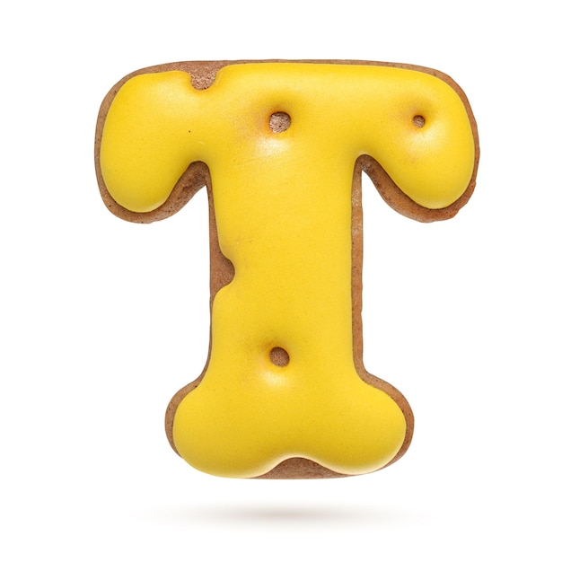 Großbuchstabe T gelber hausgemachter Lebkuchenkeks isoliert auf weißem Hintergrund