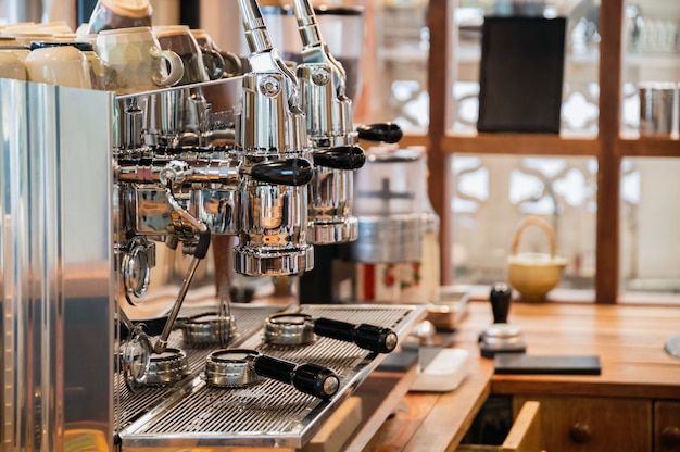 Große Aluminium-Kaffeemaschine mit zwei Mühlen in einer Holzstange