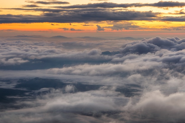 Große Ansicht des nebeligen bei Doi Luang Chiang Dao, hoher Berg in Chiang Mai Province