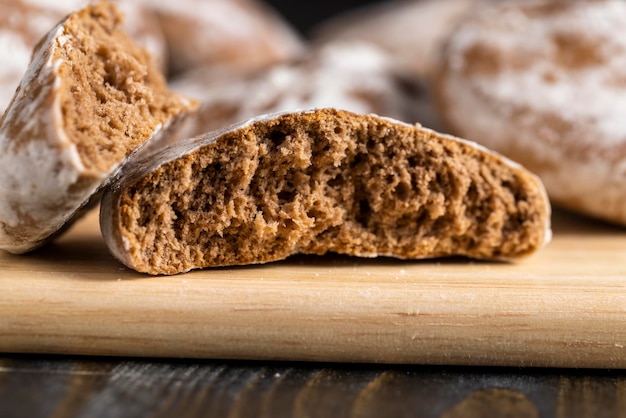 Große Anzahl von Lebkuchen auf dem Tisch