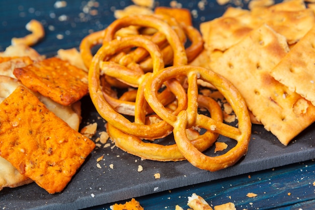 Große Auswahl an Biersnacks auf Holz