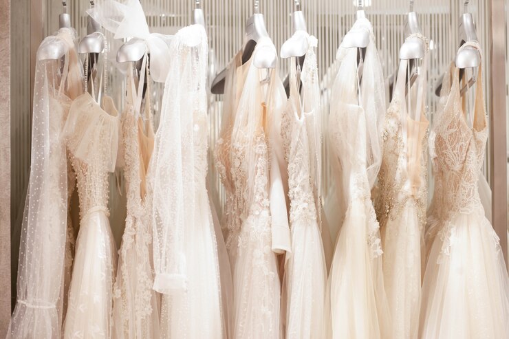 Foto große auswahl an kleidern im hochzeitssalon.