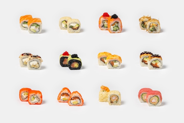 Große Auswahl an verschiedenen Maki-Sushis auf neutralem hellem Hintergrund